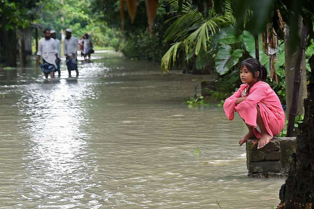2020年7月20日，小女孩坐在孟加拉斯里那加（Sreenagar）淹水的街道旁。東南亞因季候風造成的大雨，已奪走近200人生命。© MUNIR UZ ZAMAN / AFP / Getty Images