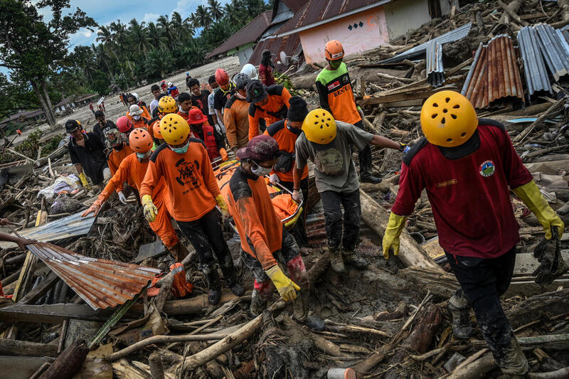搜救隊於印尼Radda村協助受災居民撤離。印尼國家災難管理中心表示，是因為上游地區為了種植油棕樹，大規模砍伐森林，暴雨才會引發洪水氾濫。© Hariandi Hafid / Greenpeace