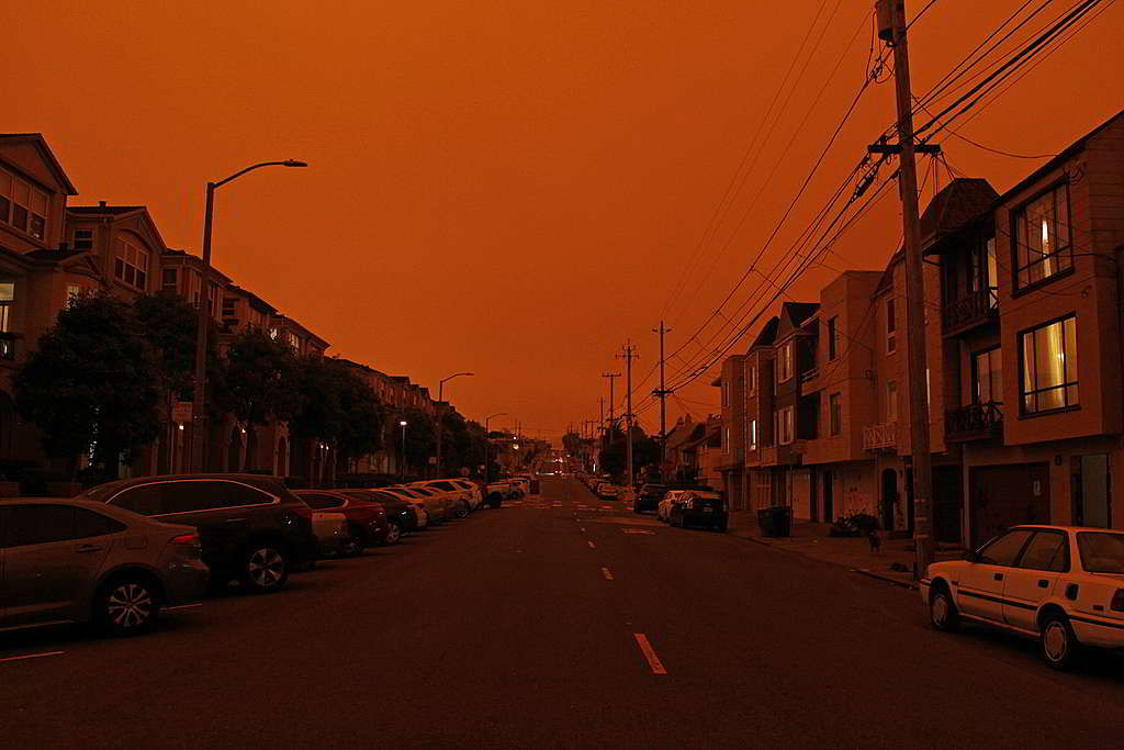 9月9日，三藩市街區上空染成一片橙紅，有科學家形容氣候變化「猶如摑了加州一巴」（smacking California in the face）。 © George Nikitin / Greenpeace