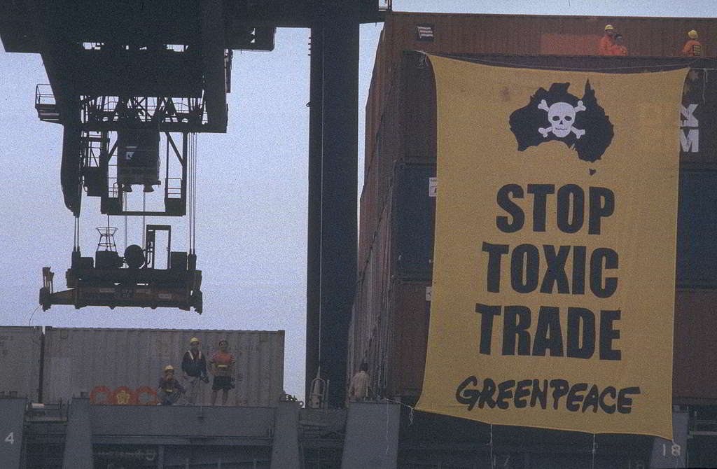 綠色和平1997年於香港成立之初，就與澳洲辦公室緊密合作，在葵涌貨櫃碼頭登上一艘運送3個含有毒廢料貨櫃到港的貨輪，並懸掛巨型橫額，成功促使貨櫃原船返回澳洲。© Greenpeace / Andre Eichman