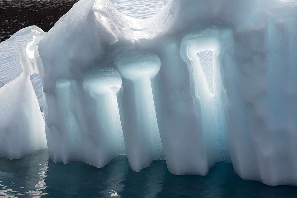 位於格陵蘭東岸斯科斯比灣（Scoresby Sound）中利柏服峽灣（Rypefjord）的冰山。 © Daniel Beltrá / Greenpeace