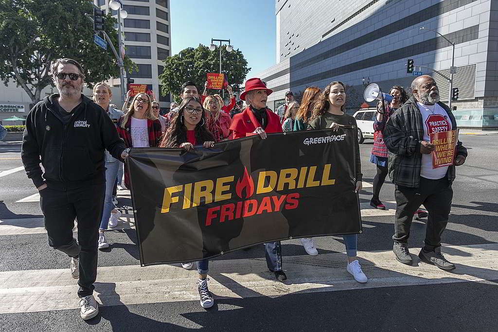 奧斯卡金像影后珍芳達（Jane Fonda，紅衣者）與綠色和平及其他團體去年開始發起Fire Drill Fridays氣候行動，以地球經已響起暖化警號為題，呼籲各界加速淘汰化石燃料。© David McNew / Greenpeace