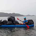 划獨木舟去海灘清理垃圾的貓哥 。© 上山下海執垃圾提供
