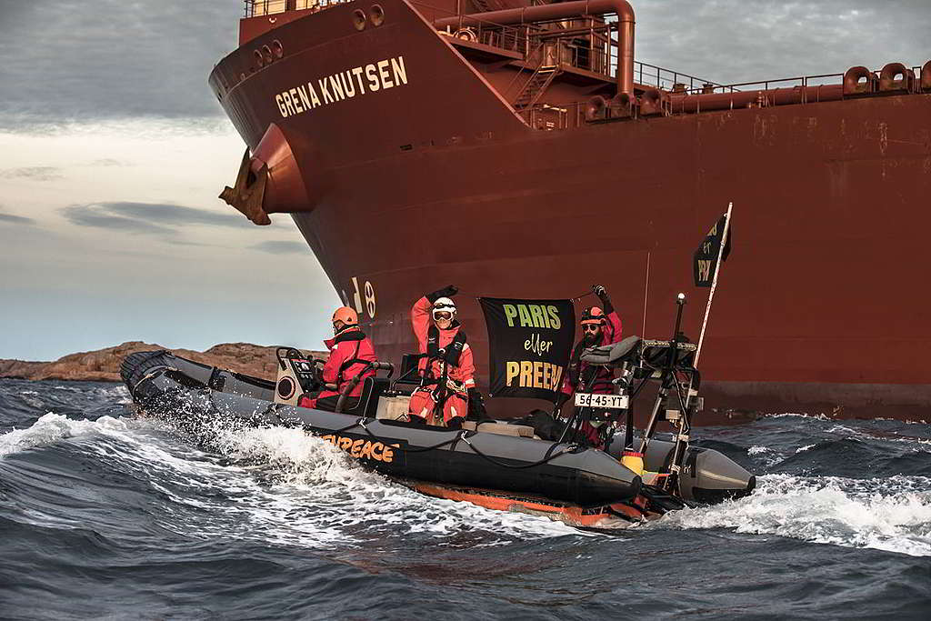 綠色和平行動者9月乘坐橡皮艇，阻截準備於Preemraff煉油廠卸貨的Grena Knutsen運油輪。 © Andrew McConnell / Greenpeace