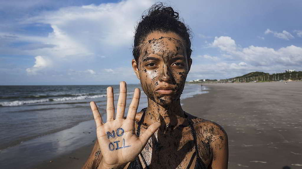 2017年──巴西行動者以潑墨效果呈現「漏油災難」，控訴Total妄顧風險破壞亞馬遜珊瑚礁。 © Cynthia Carvalho / Greenpeace