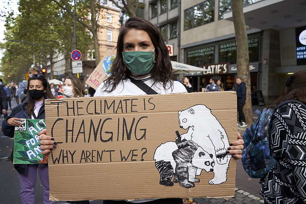 「氣候一直在變，為何我們無動於衷呢？」上月25日世界氣候行動日，全球超過3,000個地方均有民眾參與氣候行動，促請各界共同扭轉氣候危機。 © Anne Barth / Greenpeace