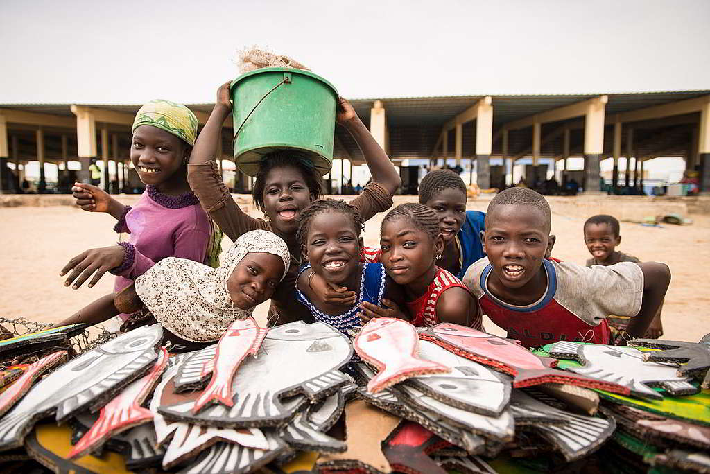 非洲塞內加爾不少沿岸社區，均以從事魚肉加工行業或家庭式捕魚維生，近年卻面臨遠洋工業船隊的無情競爭、掠奪。© Clément Tardif / Greenpeace