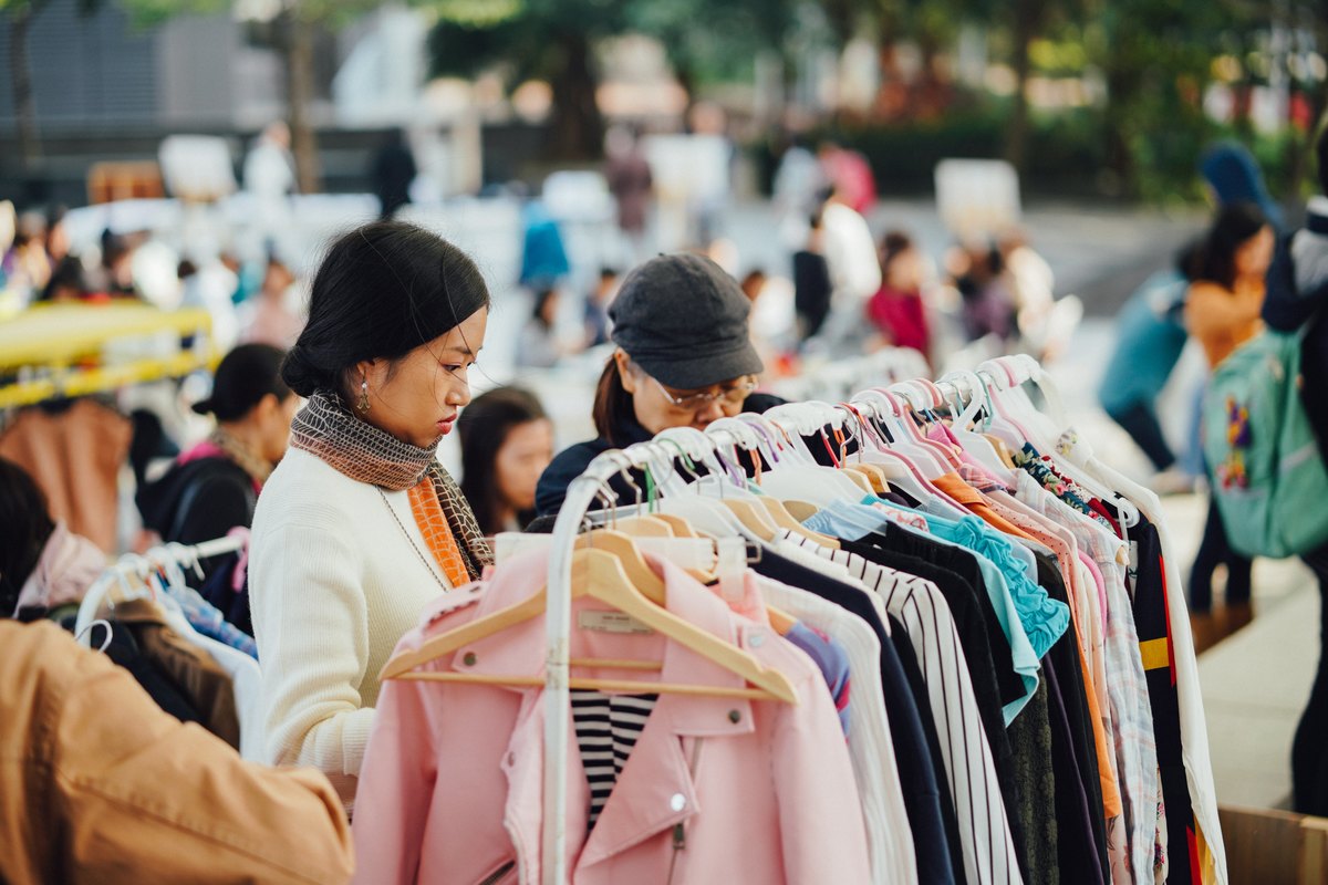 購入二手衫比買新衫環保、便宜、好玩，識著之人通常都喜歡用舊衣配搭出有型打扮。© Patrick Cho / Greenpeace