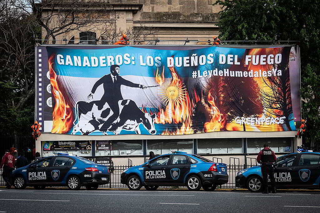 「牧場主就是點火者！」綠色和平行動者上月底在阿根廷首都布宜諾斯艾利斯發起直接行動，把18米長橫額懸掛當地農牧業聯會外牆，促請對方停止作梗，阻礙制訂護林法例。 © Marcela Casarino / Greenpeace