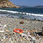 海灘上的垃圾 © Island hopper