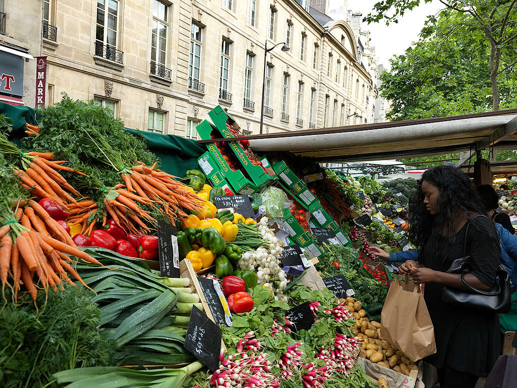 顧客在巴黎中心的哈斯拜耶市場購物。哈斯拜耶是巴黎最大的生態市場之一。© Peter Caton / Greenpeace