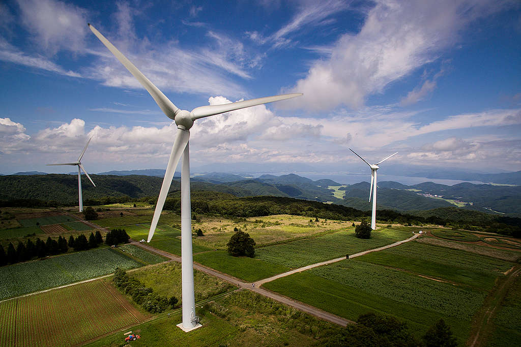 日本福島縣早前訂立2040年轉用100%可再生能源的目標；圖為當地其中一個最大風力發電場，33座風力發電機每年可為35,000戶家庭供電。 © Greenpeace