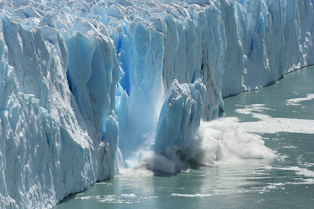 北極地區對氣候變化異常敏感，堅固冰川亦難逃崩塌命運。 © Shutterstock