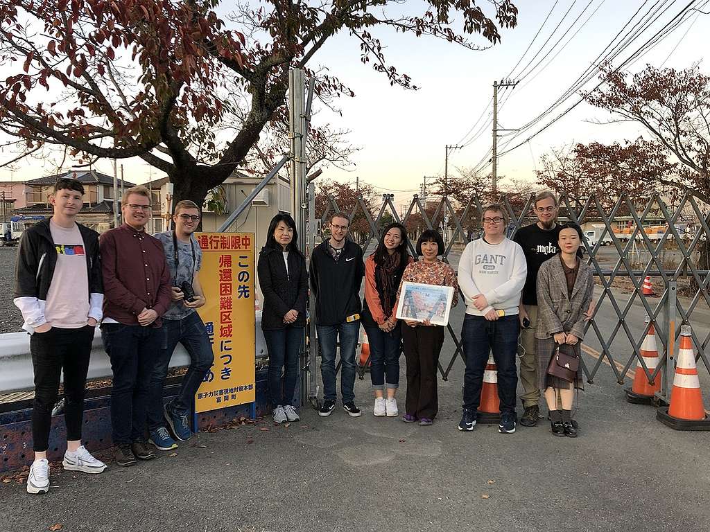 Yoyo（右五）於福島傾聽當地居民心聲，如何在推倒重來與刻骨銘心之間掙扎。 相片由受訪者提供