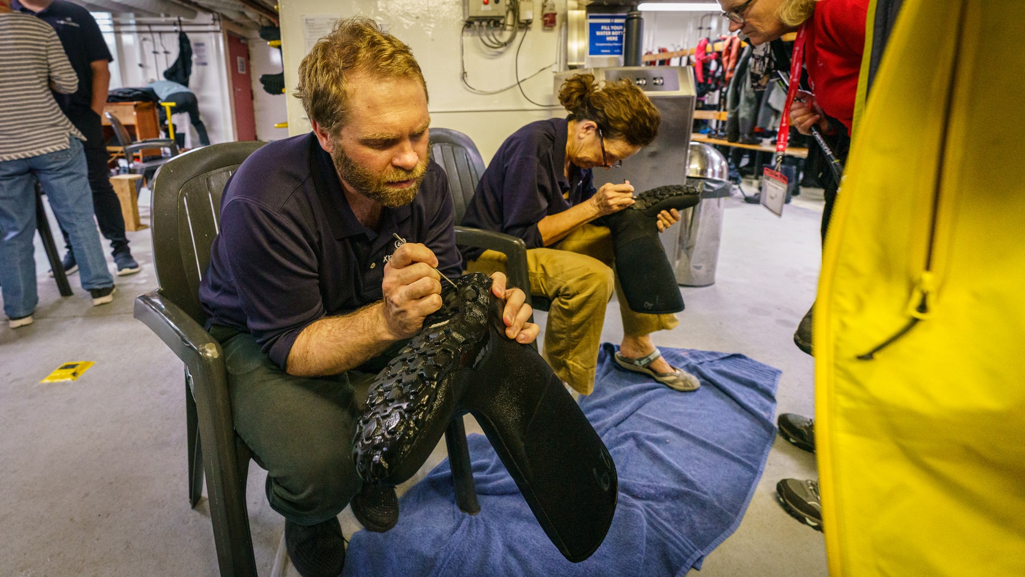 我們的探險隊長兼地質學家Alex Cowan 在登島前逐一檢查遊客的鞋底，若然發現任何異物，遊客必須再次消毒和清潔自己的鞋子。© Eric Wong / Greenpeace