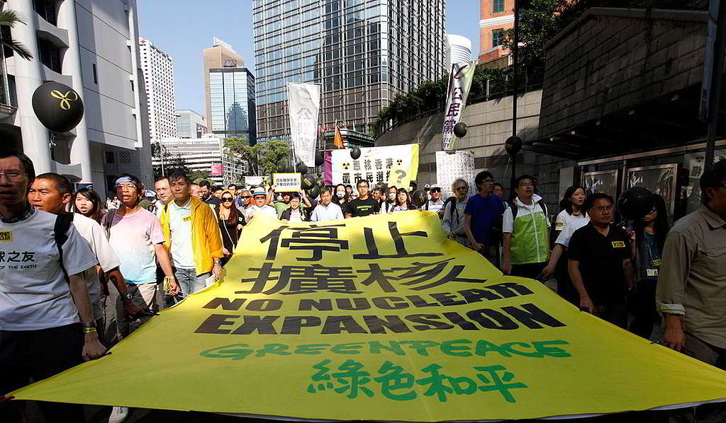 福島核事故發生後一個月，綠色和平在香港發起「停止擴核」遊行，喚起公眾關注香港有意增加核電供電比例，核能議題並不遙遠。 © Alex Hofford / Greenpeace