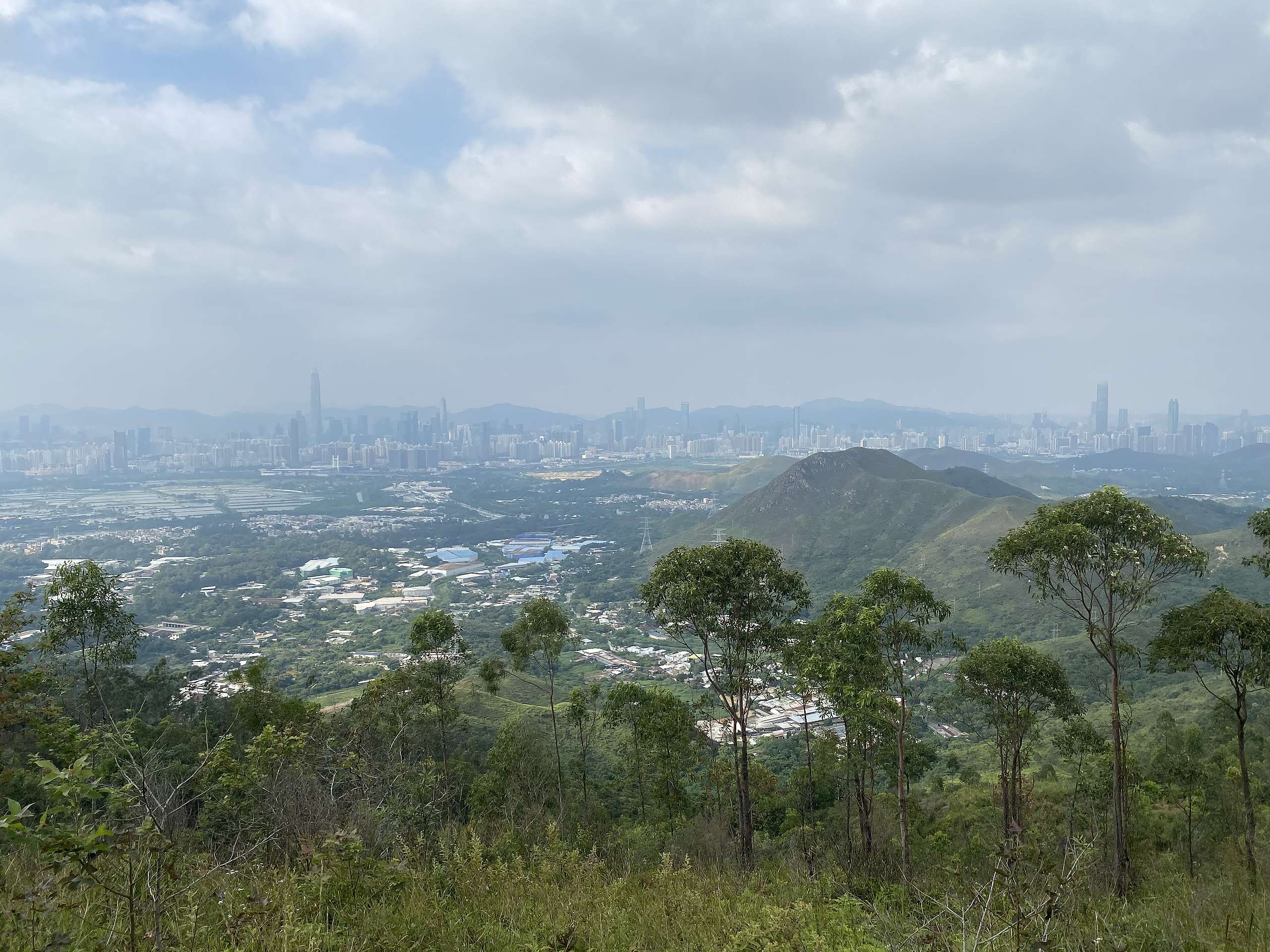 下山期間眺望麒麟山。© 香港山女