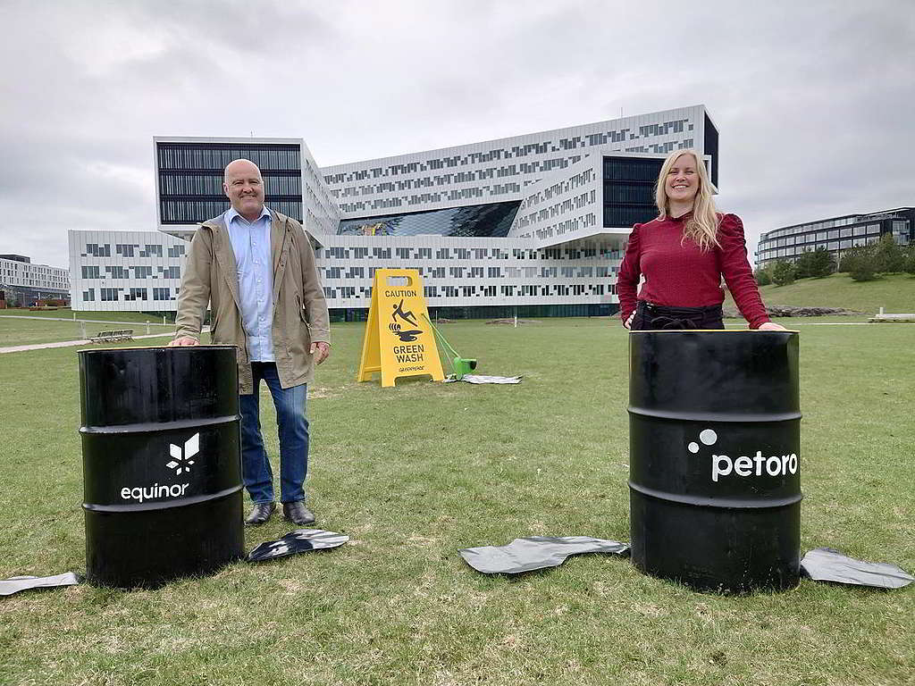 綠色和平挪威辦公室可持續金融項目總監Martin Norman（左）與WWF代表前往Equinor的奧斯陸總部門外，促請這間國營企業停止「漂綠」公關，真正守護北極。© Greenpeace / Ulvar Arnkværn