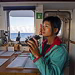 綠色和平全球守護海洋項目數碼媒體主任Kelly Huang黃毓琪，隨彩虹勇士號到太平洋第一手見證深海採礦的活動情況。© Marten van Dijl / Greenpeace