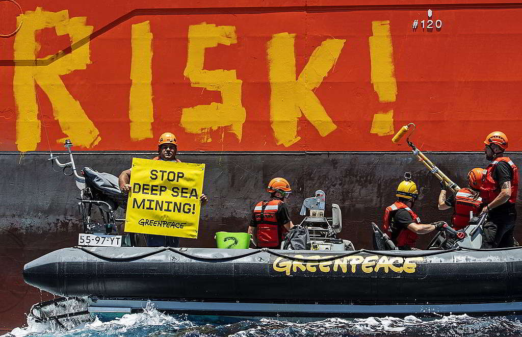 綠色和平行動者在GSR探勘船船身髹上「RISK！」字樣，以震撼影像引起大眾關注。 © Marten van Dijl / Greenpeace