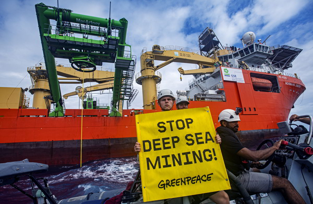綠色和平行動者在太平洋中舉起橫額，抗議企業進行深海採礦測試。