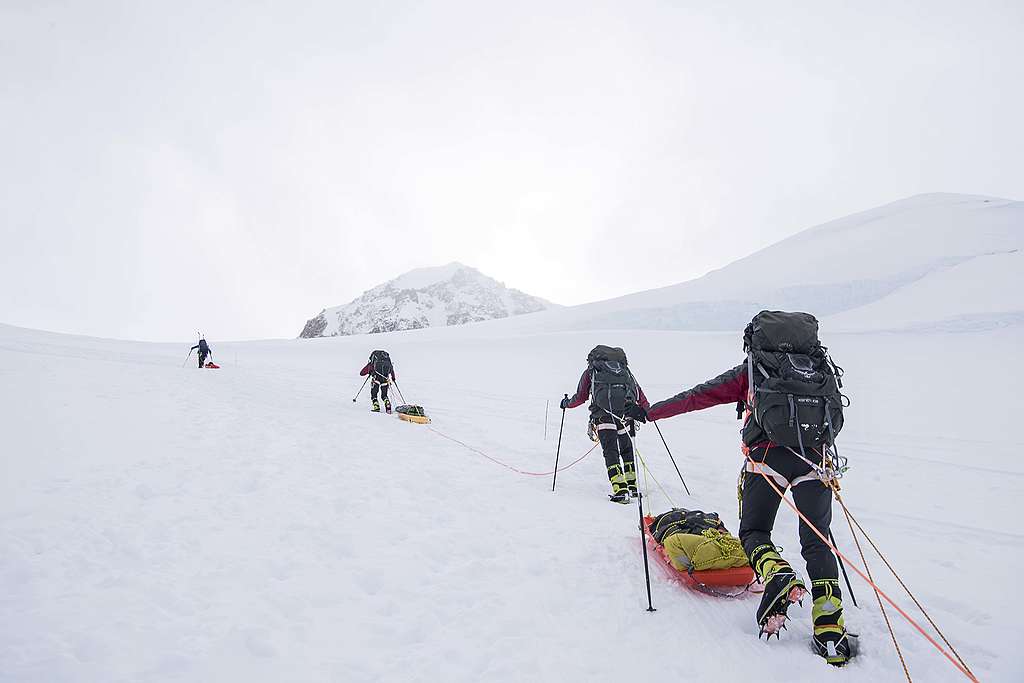 德納利山的登山客，需要把便攜式馬桶放在雪橇上攀登直至下山回到城市。© Eric Wong / Greenpeace
