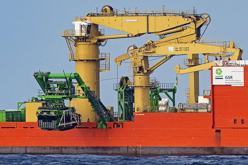 GSR派出採礦機器深潛海底，意味深海採礦危機加深一步。 © Marten van Dijl / Greenpeace