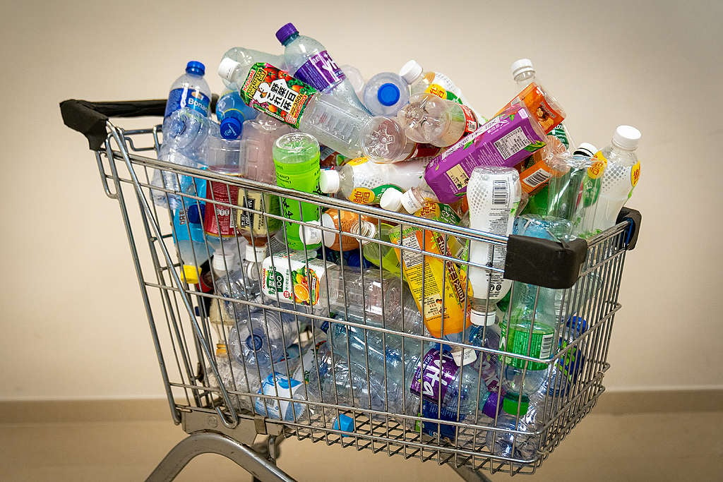 超市是售賣膠樽飲品的主要銷售渠道，有責任投放資源和空間，回收其售後的塑膠包裝 © Tang Yan / Greenpeace