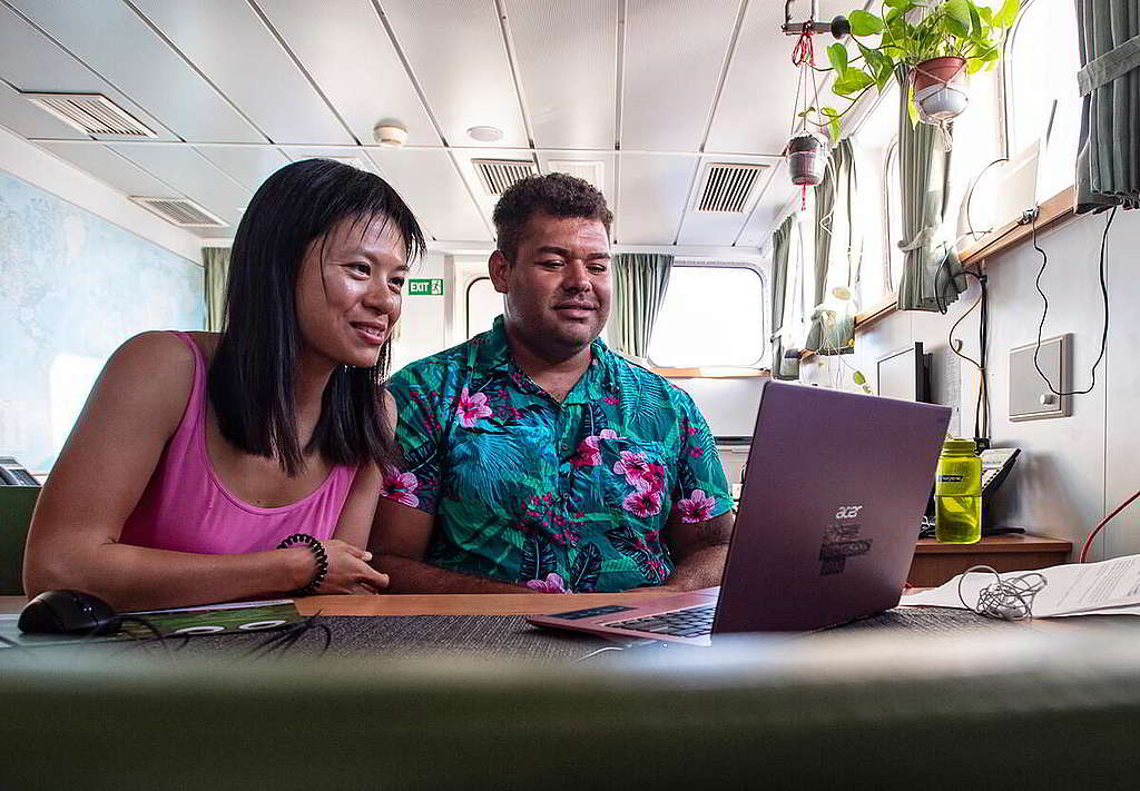 全球守護海洋項目數碼媒體主任黃毓琪（左）與Victor出席網上座談，與太平洋島國行動者交流。 © Marten van Dijl / Greenpeace