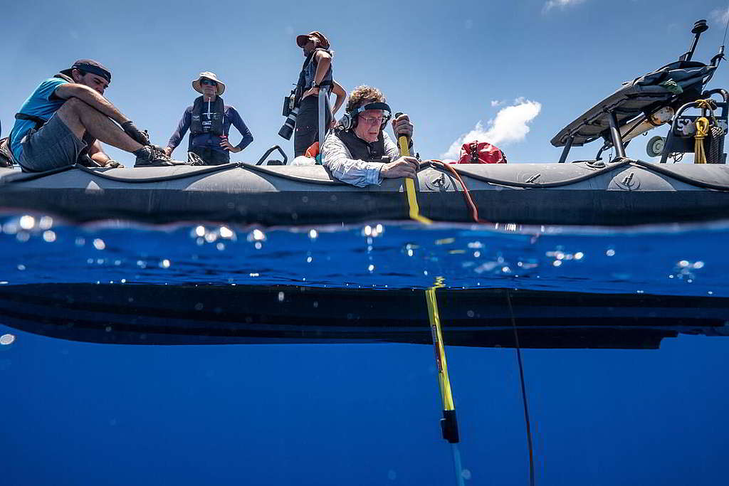 隨極地曙光號前往印度洋考察的科學家乘坐橡皮艇，以水下聽音器探測海洋生物的聲音。 © Tommy Trenchard / Greenpeace