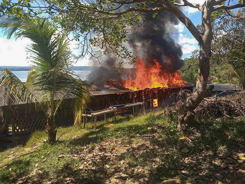 2021年5月，一條Munduruku村落遭非法礦工襲擊，村內一棟建築起火。