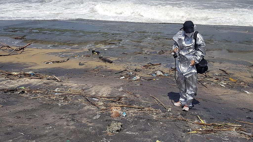 Tashiya身穿防護衣物記錄珍珠號事件現場環境，幫助綠色和平調研部門監察事故進展。 © Tashiya de Mel / Greenpeace