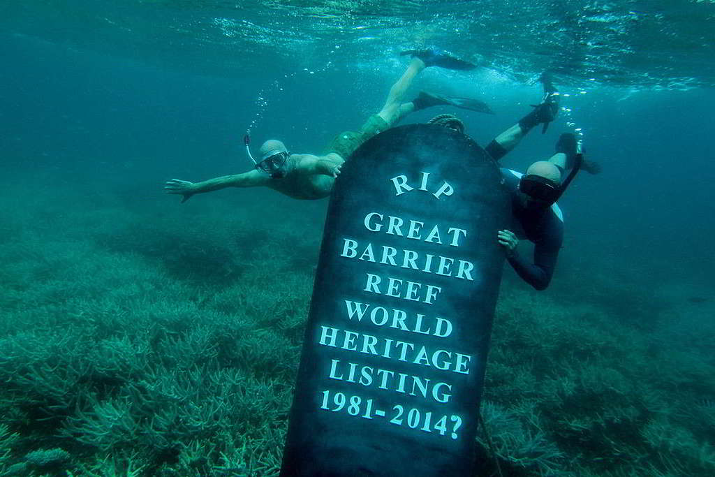 綠色和平2013年底舉行直接行動，促請澳洲政府加強保護大堡礁，以免被世界遺產名錄「除名」。 © Dean Sewell / Greenpeace