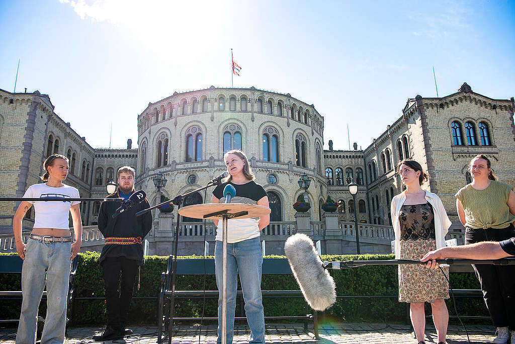 6月15日，綠色和平、Nature and Youth與氣候行動者舉行記者會，宣佈就「People vs. Arctic Oil」氣候訴訟正式入稟歐洲人權法院。 © Marthe Haarstad / Greenpeace