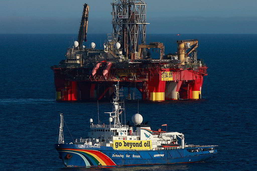 10：希望號（Esperanza，西班牙語）前身是一艘俄羅斯救火船，也是綠色和平最龐大、最高速的船艦，支援全球守護森林、海洋及氣候項目。2010年，「深水地平線」（Deepwater Horizon）漏油浩劫發生後，希望號發起Go Beyond Oil之旅，推動各地加速淘汰代價高昂的化石燃料，邁向可再生能源時代。 © Will Rose / Greenpeace