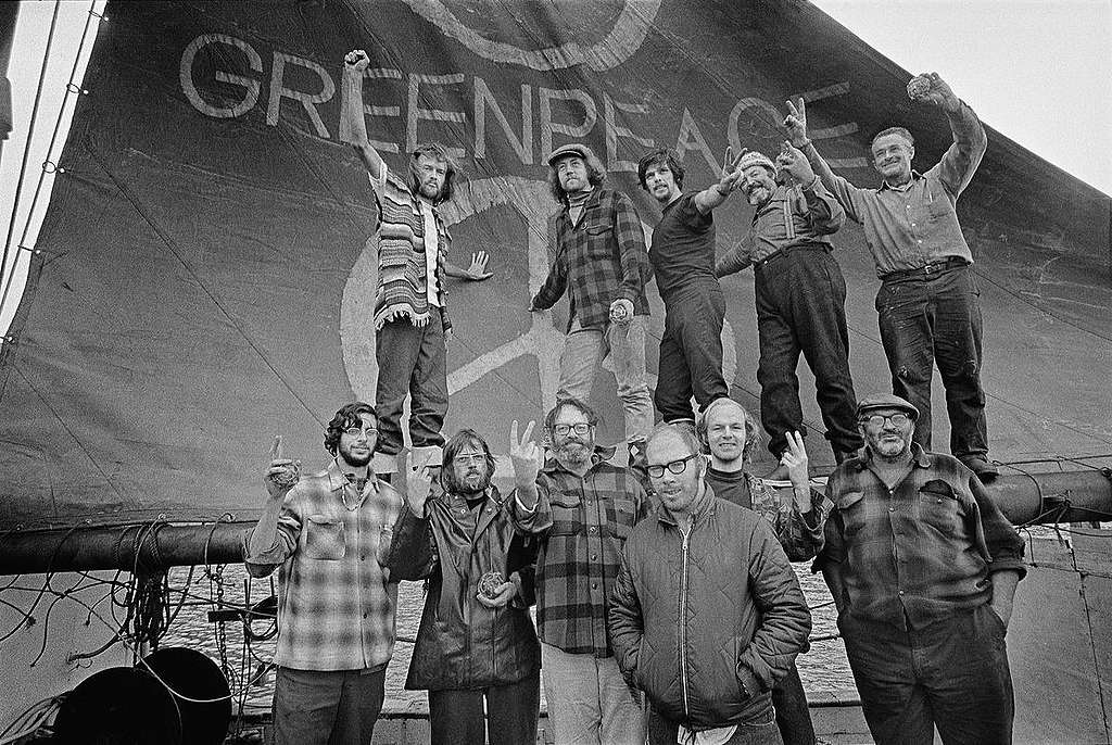01：1971年，綠色和平12位創始成員啟航前往加拿大安奇卡島（Amchitka），阻止美國進行核試，並在桅杆懸掛「GREENPEACE」船帆（象徵和平與生態運動結合）。擺「甫士」留影一刻，他們興許意想不到，有種無所畏懼的環保使命，流傳半世紀至今。 © Greenpeace / Robert Keziere