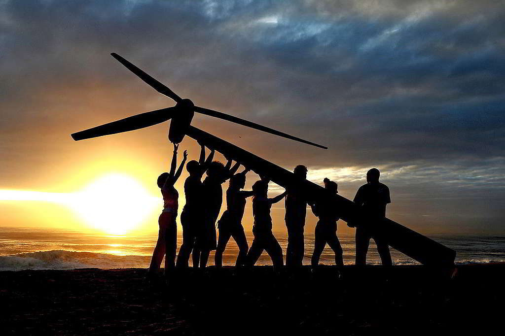 35：2011年，聯合國氣候會議在南非德班舉行，綠色和平行動者與義工在附近一個沙灘豎立風車，喻意可再生能源晨曦將至。10年過去，加速淘汰化石燃料、轉型發展可再生能源漸成國際共識，綠色和平持續推動各國履行《巴黎氣候協定》莊嚴承諾，相信破曉時份指日可待。 © Shayne Robinson / Greenpeace