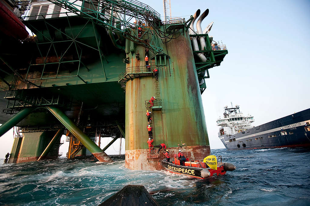 2011年，綠色和平18位行動者登上Leiv Eiriksson鑽油平台，批評所屬企業Cairn Energy背離行業規範，拒絕公開漏油應變計劃，令格陵蘭及北極環境風險大增。 © Steve Morgan / Greenpeace