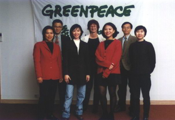 11：環保既是眾人之事，也是無分國界的「共業」。1997年，綠色和平7人團隊為香港辦公室揭開序幕，以應對亞洲地區日益加速的經濟發展與環境挑戰，亦為現今匯聚超過20萬會員的東亞分部打穩根基；後排中為首任總幹事丁慧（Anne Dingwall）。 © Greenpeace