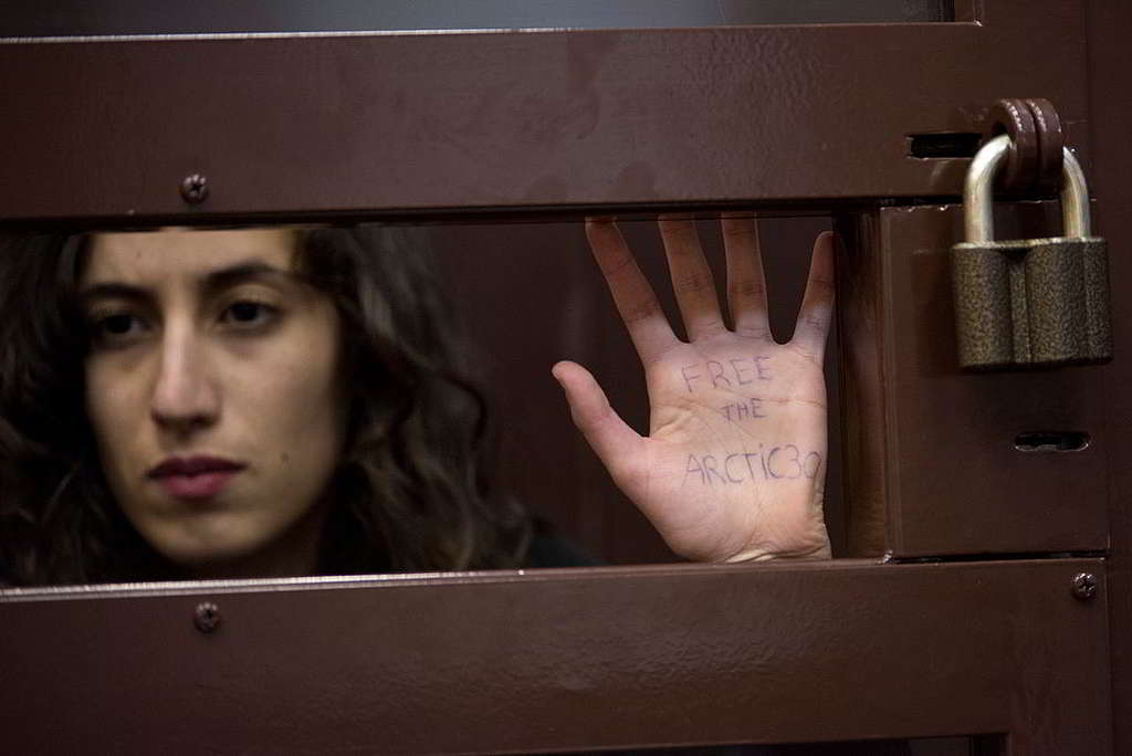 07：「FREE THE ARCTIC 30」行動者之一Faiza Oulahsen在法院保釋聆訊期間，隔着被告欄展示掌心訊息。30位行動者一度被俄羅斯當局以「海盜罪」及「流氓罪」拘留超過100日，在全球各地民眾持續聲援下終獲特赦釋放。 