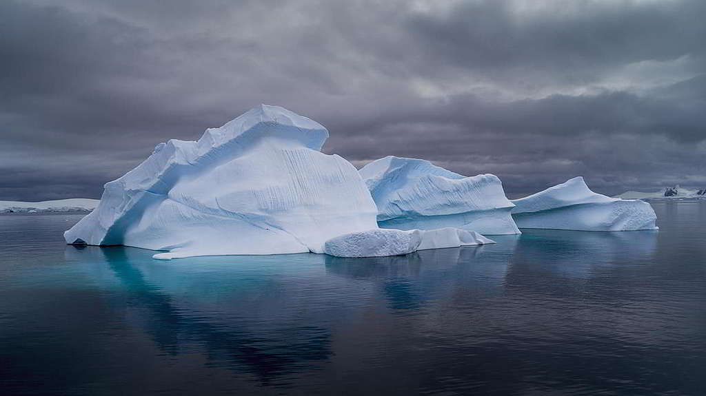 43：巍峨冰山，叫人讚嘆大自然鬼斧神工。攝於綠色和平船艦極地曙光號2018年駛過南極半島Charlotte Bay時，守護海洋力量延續至今擴展至全球350萬人，爭取2030年保護最少30%海洋。 © Christian Åslund / Greenpeace