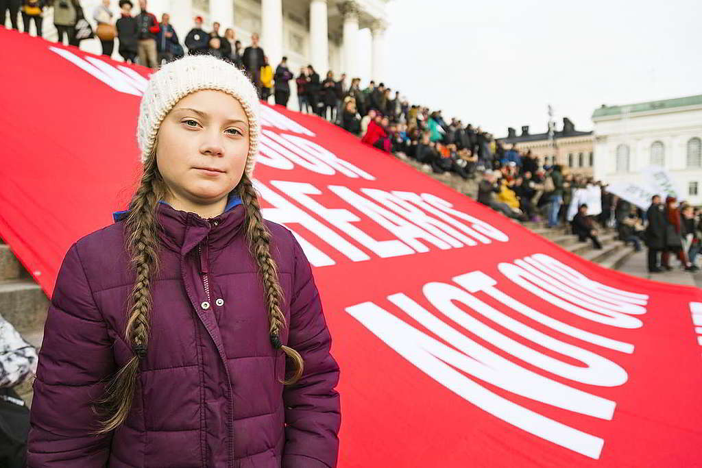 34：「我們害怕改變，多於害怕氣候危機。你現在可以做到的，多於我們未來可以扭轉的。」2018年10月，15歲瑞典少女Greta Thunberg在芬蘭赫爾辛基發表演說；而當時開始僅兩個月的氣候罷課，今日已演變成「#FridaysforFuture」氣候行動浪潮。綠色和平與年輕人前往極地、水底突破行動界限，廣傳拯救氣候訊息，因為未來是屬於年輕一代的。 © Jonne Sippola / Greenpeace