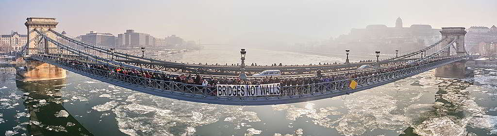 14：在既得利益盤根錯節的世代，捍衛公民社會同樣重要。2017年，數以百計民眾於匈牙利首都布達佩斯築成人鏈，響應全球「#BridgesNotWalls」行動，展示我們追求連結而非隔閡，拒絕對立、守望彼此，團結就是力量。 © Attila Pethe / Greenpeace
