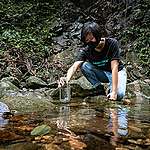 綠色和平為郊野溪流微塑膠調查，收集水樣本。 © Chilam Wong / Greenpeace