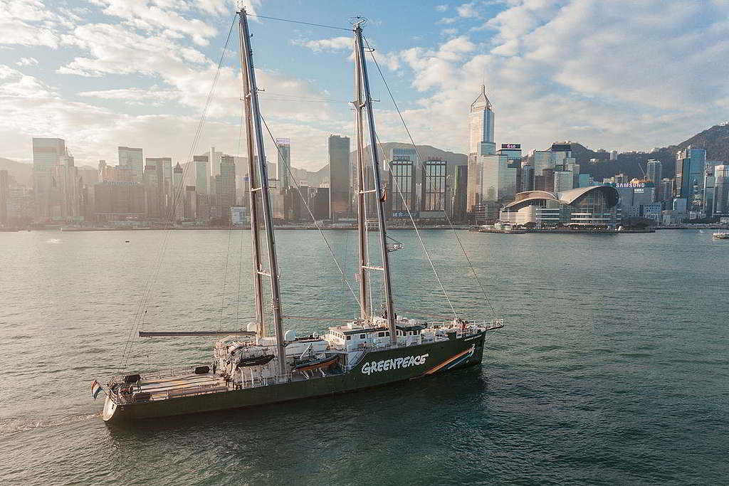 09：經歷第一代遭法國特工炸沉、第二代服役22年後功成身退，第三代彩虹勇士號（Rainbow Warrior）於2011年首航，並成為首隻按綠色和平直接行動度身訂造、融合環保設計（例如可全程以風力驅動，大幅減少燃油耗電）的船艦。她對上一次訪港是在2017至18年，聯同香港教育大學團隊完成香港首個全面海岸塑膠污染研究。 © Greenpeace / Vincent Chan