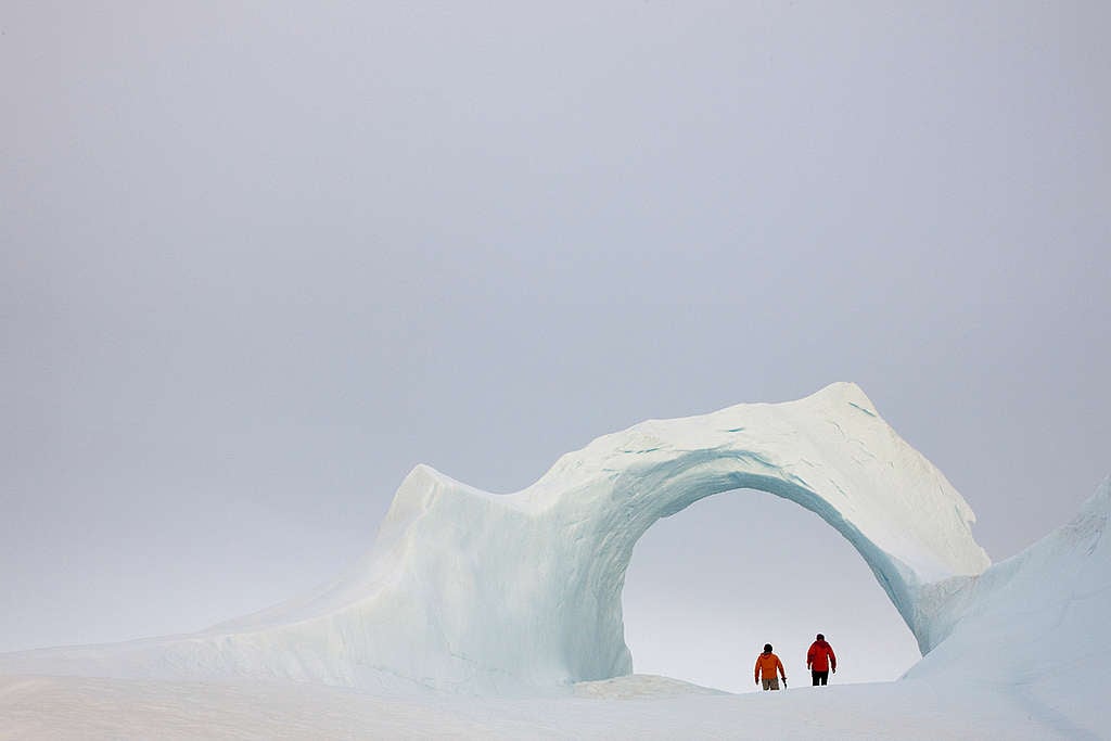 走過2009年格陵蘭的「冰川隧道」，綠色和平行動者至今堅持守護北極。 © Nick Cobbing / Greenpeace