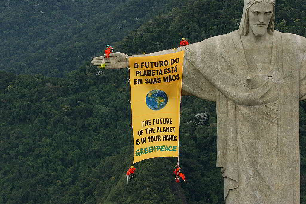 26：國際會議的一個決定，對全球環境運動成效影響深遠。綠色和平成員「裡應外合」，場內交由政策遊說團隊奔走大小會議，進諫決策者投下保護環境一票；場外則以直接行動施壓，如實反映民眾心聲。2006年，綠色和平行動者在巴西舉行聯合國生物多樣性公約會議期間，於里約熱內盧著名地標基督像懸掛「地球未來在你手」標語。 © Greenpeace / Daniel Beltrá