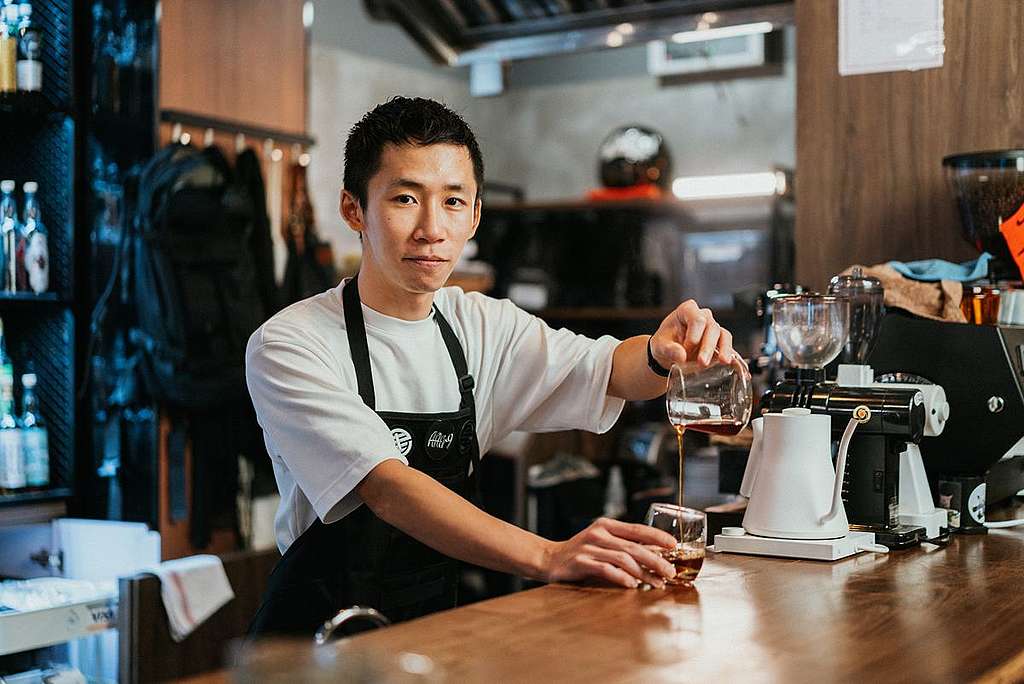 咖啡師黃世傑形容香港是福地，大家可以品嘗到不同的精品咖啡。關注氣候變化的他，正努力推動更多咖啡愛好者和店家為拯救氣候出力。© Greenpeace / Patrick Cho