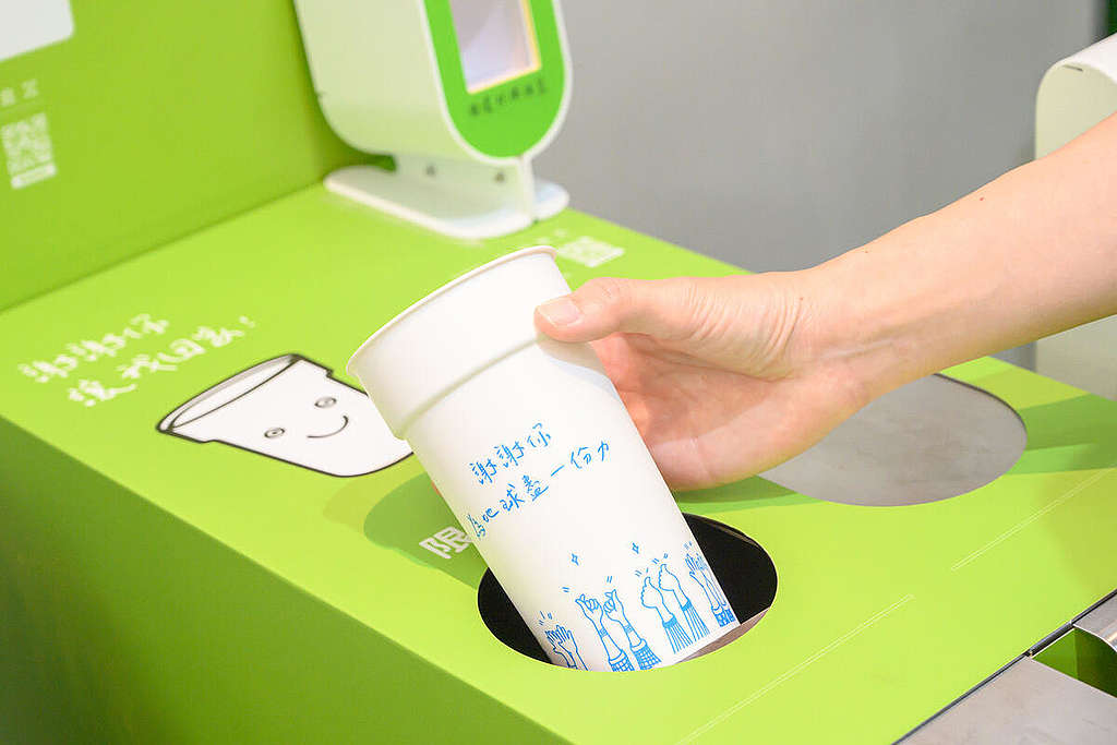 台灣有連鎖便利店品牌設立「循環容器示範店」，提供借杯服務及以可重用餐盒盛載便當，長遠可望拓展至更多門市。 © Greenpeace
