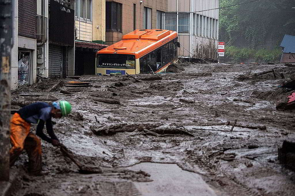 2021年7月，暴雨引發日本熱海市伊豆山區發生山泥傾瀉，拯救隊員忙於清理善後工作。© Charly Triballeau / AFP